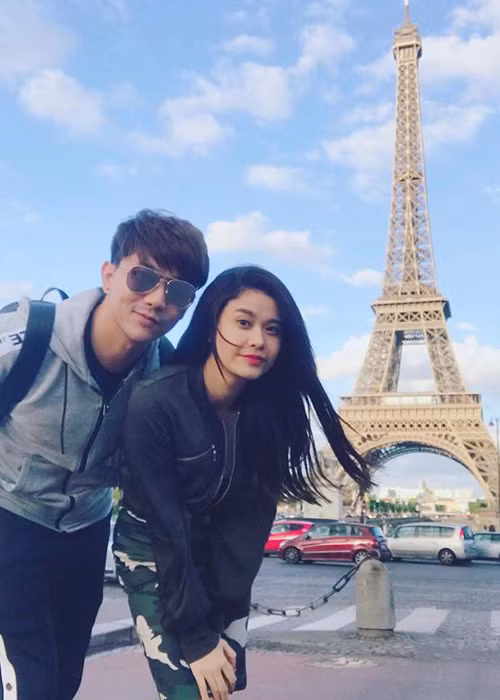 Tim tham gia Đêm hội chân dài 11 với vai trò ca sĩ khách mời. Nhân chuyến đi này, anh đã dẫn theo bà xã. Ảnh: FBNV