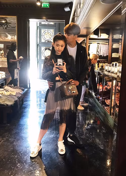 Trong suốt chuyến công tác kết hợp du lịch, cặp đôi diễn viên phim “Bóng ma học đường” không rời nhau nửa bước. Ảnh: FBNV