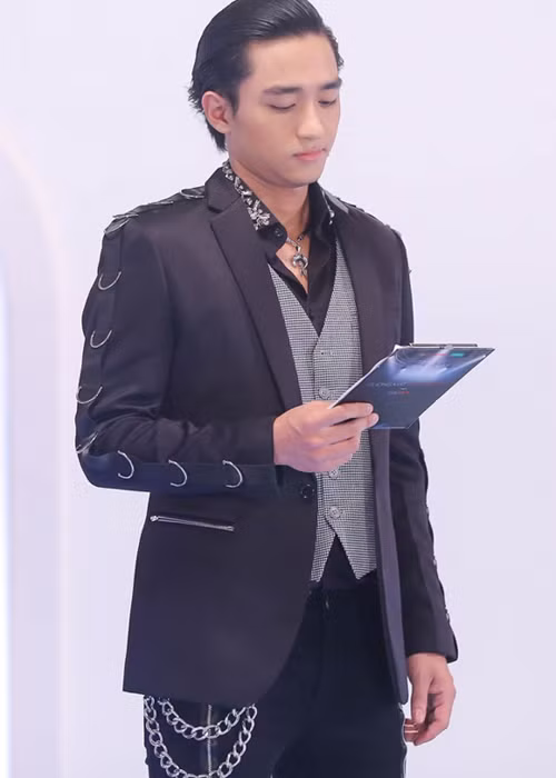 Sau 2 tập The Face 2017 lên sóng, Hữu Vi tiếp tục bị chê. Nhiều khán giả đánh giá anh nói chuyện thiếu cuốn hút đồng thời thiếu kiến thức về thời trang. Ảnh: Giadinhvietnam