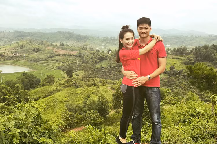 Hình ảnh Bảo Thanh ôm chồng tình tứ trong một chuyến du lịch để hâm nóng tình cảm vợ chồng. Ảnh: FBNV