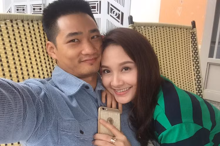 Kết hôn được 6 năm và có một cậu con trai, Bảo Thanh và ông xã điển trai vẫn mặn nồng như hồi mới yêu. Ảnh: FBNV