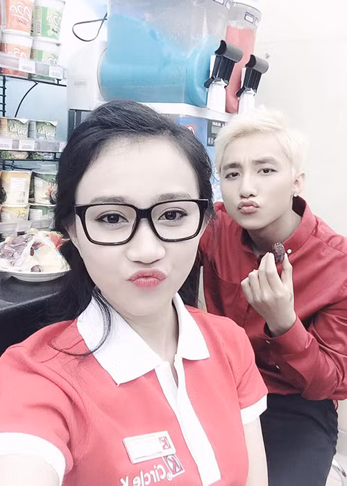 Hồng Loan còn có danh xưng là bạn gái của Sơn Tùng MTP bởi từng tham gia MV “Âm thầm bên em” của nam ca sĩ này. Ảnh: FBNV