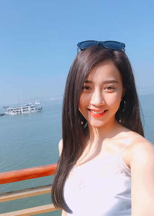 Hồng Loan tham gia khá nhiều cuộc thi sắc đẹp và đoạt không ít thành tích: Á khôi Duyên dáng áo dài 2015, Giải nhất cuộc thi Duyên dáng áo dài và hoa 2014...Ảnh: FBNV