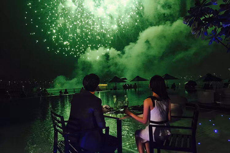 Nghi vấn Huỳnh Anh có tình mới sau khi chia tay Hoàng Oanh bắt nguồn từ bức ảnh anh đang ngắm pháo hoa với một cô gái bí ẩn. Ảnh: FBNV