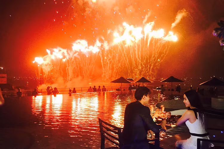 Danh tính cô gái này được một tài khoản Facebook tiết lộ là hot girl Huỳnh Hồng Loan. Tuy nhiên, cô không phải là bạn gái mới của Huỳnh Anh. Ảnh: FBNV