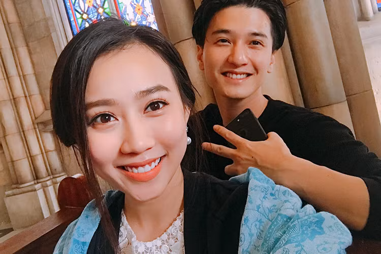 Hồng Loan chia sẻ, bức ảnh giữa cô và Huỳnh Anh được chụp trong chuyến đi quay quảng bá du lịch Đà Nẵng. Ảnh: FBNV