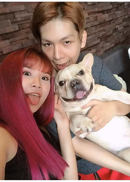 Khởi My còn tiết lộ lý do yêu nam ca sĩ kém 4 tuổi vì cho rằng anh “biến thái”. "Mỗi lần My nhìn Khánh là My chỉ muốn trêu trọc và muốn đấm thôi”, cô nói. Ảnh: Instagram nhân vật