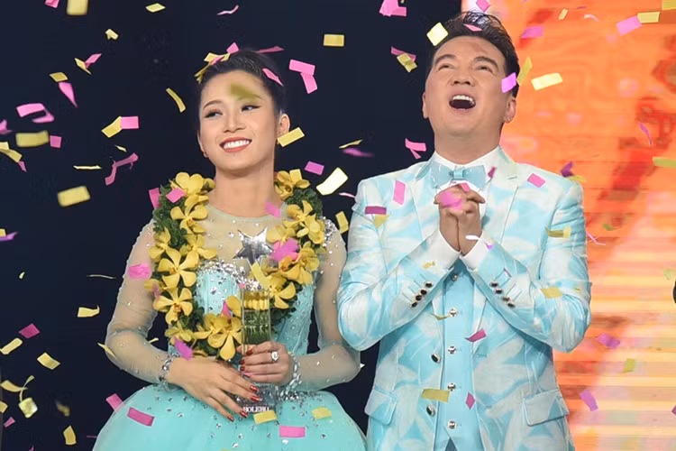 Chung kết cuộc thi Thần tượng Bolero 2017 vừa khép lại với chiến thắng thuộc về Hellen Thủy. Theo đó, cô nhận được số lượng bình chọn cao nhất từ khán giả là 32,94%, vượt qua Phương Liên (team Ngọc Sơn), Ngọc Sơn (team Quang Lê) và Triều Quân (team Lệ Quân). Ảnh: Zing