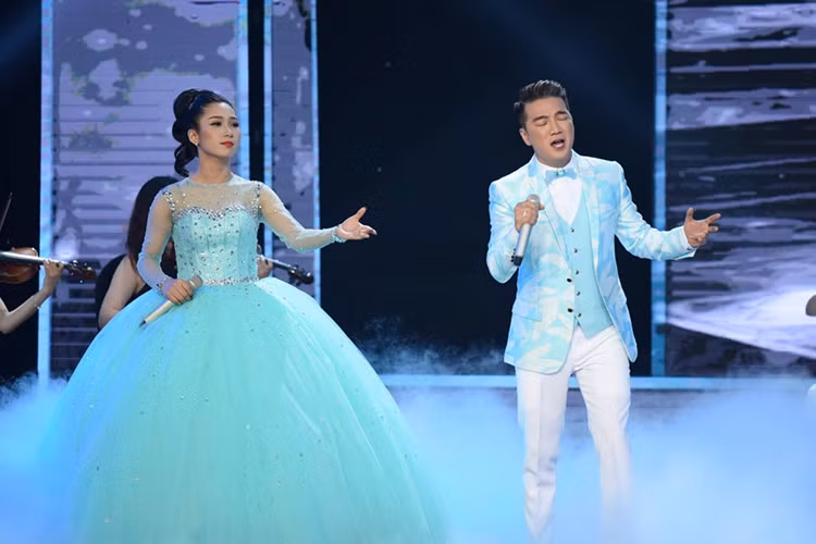 Ngay trong đêm đăng quang ngôi vị quán quân Thần tượng Bolero 2017, Hellen Thủy đã bị ném đá. Trên trang fanpage của cuộc thi, nhiều cư dân mạng đã để lại bình luận phản đối kết quả cuộc thi khi cho rằng chiến thắng của Hellen không thuyết phục. Ảnh: Zing