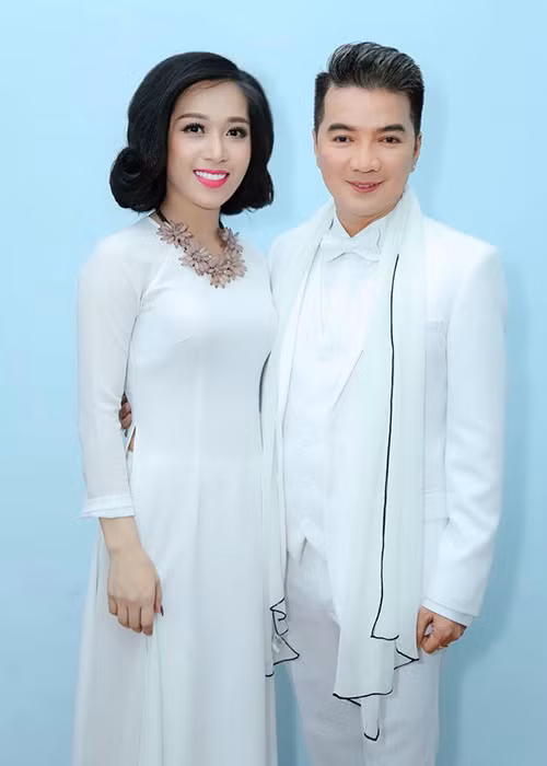 Hellen Thủy tên thật là Nguyễn Thị Thủy. Khi bắt đầu đi hát, cô đổi thành nghệ danh Kim Thủy. Sau đó, khi cô tham gia Thần tượng Bolero 2017, Mr Đàm gợi ý học trò nên lựa chọn nghệ danh là Hellen Thủy. Ảnh: FBNV