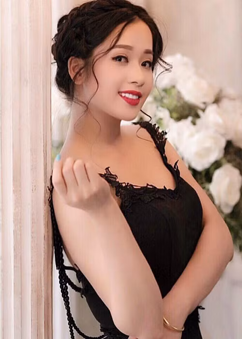 Năm 19 tuổi, nhờ đoạt giải huy chương vàng trong cuộc thi hát phong trào của bộ đội biên phòng tuyến biên giới phía Nam, Hellen Thủy được tuyển thẳng vào Đoàn Văn công Bộ đội Biên phòng. Ảnh: FBNV