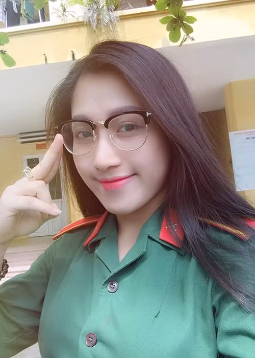 Công tác ở Đoàn Văn công Bội đội Biên phòng được gần 3 năm, học trò của Đàm Vĩnh Hưng thi vào trường Đại học Văn hóa Nghệ thuật Quân đội và đỗ hệ quân sự. Hellen cảm thấy may mắn vì là 1 trong số 15 thí sinh trúng tuyển. Ảnh: FBNV