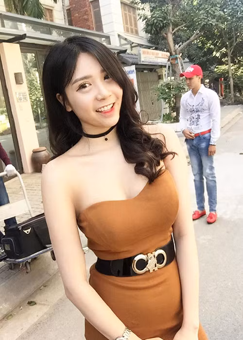 Sở hữu vẻ ngoại hình xinh đẹp, hấp dẫn, bạn gái của Quang Lê theo đuổi phong cách thời trang gợi cảm trên màn ảnh lẫn ngoài đời. Ảnh: FBNV