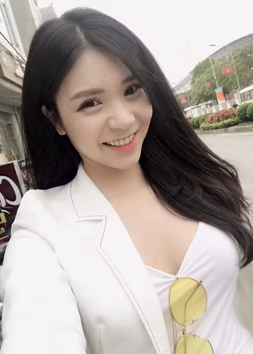 Thanh Bi sinh năm 1994, tên thật là Lại Thanh Bi. Cô là hot girl đóng loạt sitcom hài: “Kem xôi TV”, “5Plus Online”, “Xả stress VTV3”. Ảnh: FBNV