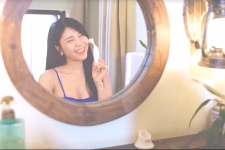 Mới nhất, bạn gái Quang Lê cũng bị chỉ trích vì quay quảng cáo phản cảm. Cụ thể, trong clip dân mạng đang truyền tay nhau, Thanh Bi cầm một dụng cụ mát xa mặt để quảng cáo với động tác, cử chỉ khêu gợi. Ảnh: Giadinhvietnam