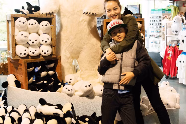 Jennifer Pham cung nung, dua con trai Bao Nam di choi cong vien