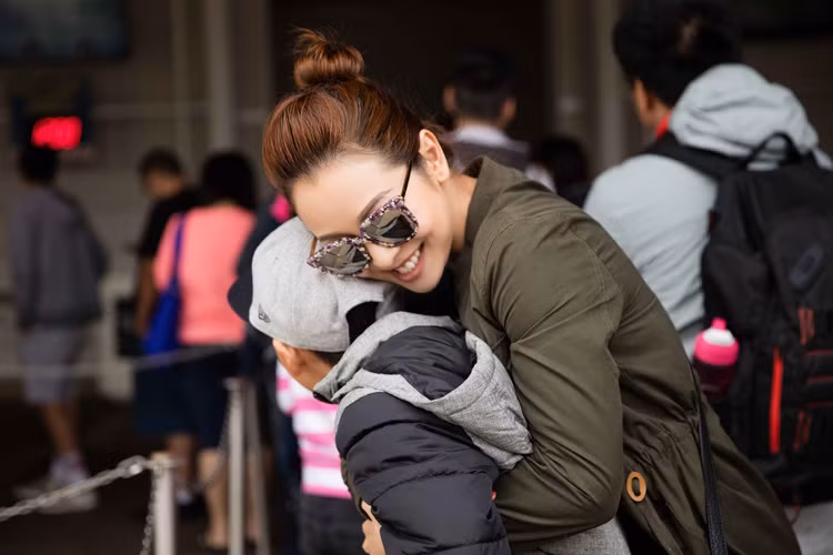 Bé Bảo Nam thi thoảng vẫn tỏ ra khá ngại ngùng khi được mẹ thể hiện tình cảm.