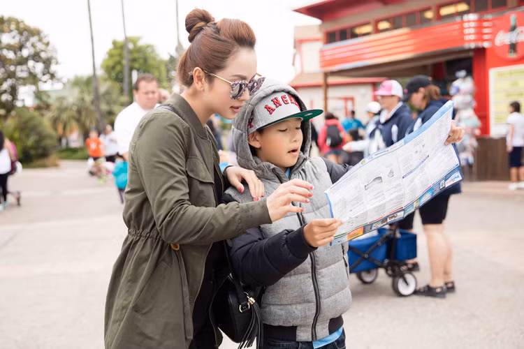 Cậu con trai đầu lòng của Jennifer Phạm đã được 9 tuổi và có phong cách chững chạc.