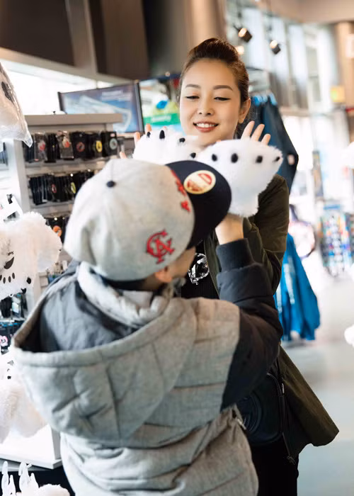 Về phía Jennifer Phạm, cô thường đón bé Bảo Nam về Việt Nam mỗi dịp nghỉ hè.