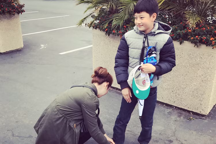 Hình ảnh Jennifer Phạm ân cần chăm sóc con trai cưng khi đến công viên chơi.