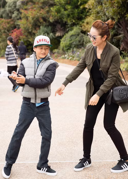 Cùng đi chơi, Jennifer Phạm và con trai đều mặc trang phục giản dị. Cả hai còn đi giày đôi.