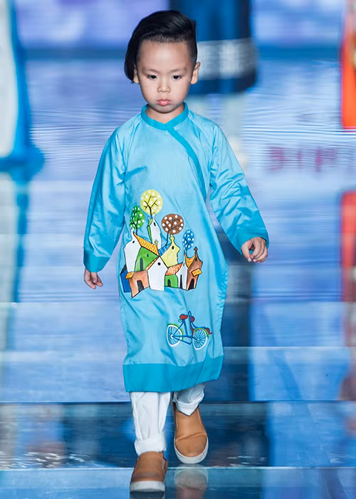 Hình ảnh đáng yêu của bé Pooh - cậu con trai út của MC Phan Anh khiến các khán gỉả theo dõi thật sự thích thú.