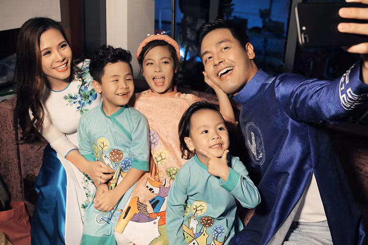 Vợ chồng nam MC đều rất háo hức đến giờ trình diễn và chia sẻ mong muốn trở lại chương trình trong những mùa tiếp theo.