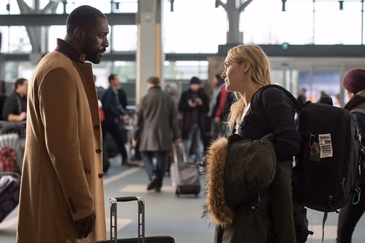 Trong phim, "nàng Rose" Kate Winslet vào vai phóng viên ảnh Alex Martin còn Idris Elba đảm nhận vai bác sĩ Ben Bass. Vì cơn bão ngày một to, chuyến bay của hai con người xa lạ này đã bị trì hoãn để đảm bảo an toàn cho hành khách.