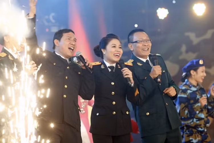 Trong 3 năm gắn bó với Chúng tôi là chiến sĩ, nhà báo Lại Văn Sâm có biệt danh “binh nhì”. Các chiến sĩ trong chương trình và khán giả yêu mến ông bởi hình ảnh trẻ trung, năng động và gần gũi. Ảnh: VTV