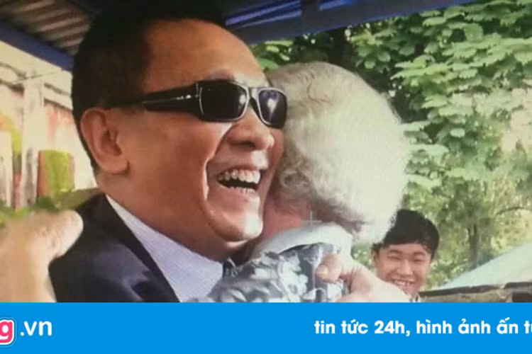 Trong suốt quá trình quay Ai là triệu phú số đặc biệt, MC Lại Văn Sâm nhiều lần bật cười trước những câu trả lời hóm hỉnh của bà Lành. Ngoài 2 điều ước là được gặp MC Lại Văn Sâm và chơi Ai là triệu phú, cụ Lành còn được xem đội tuyển Việt Nam thi đấu. Ảnh: Zing