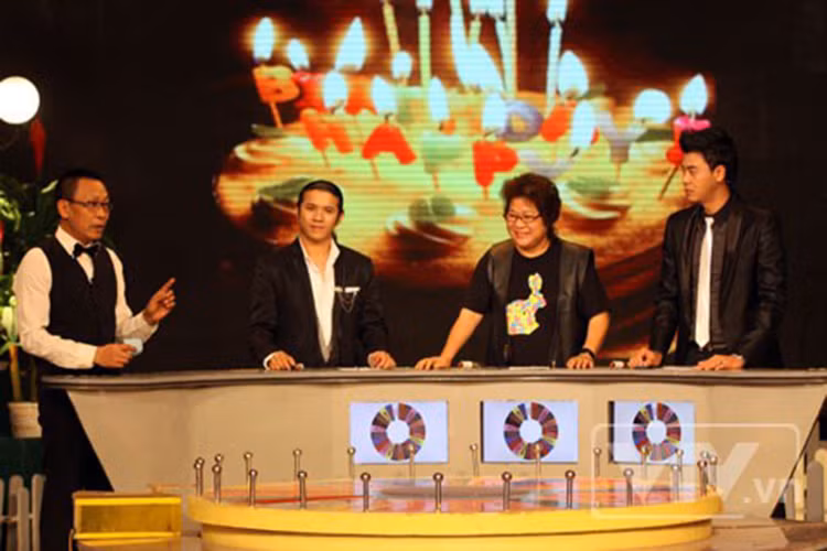 Năm 2001, khi Chiếc nón kỳ diệu xuất hiện trên kênh VTV3, người đầu tiên dẫn chương trình này là MC Lại Văn Sâm. Dù đảm nhận vai trò MC chỉ trong vài tháng nhưng nhà báo kỳ cựu này góp phần giúp Chiếc nón kỳ diệu tạo được thương hiệu riêng. Ảnh: VTV