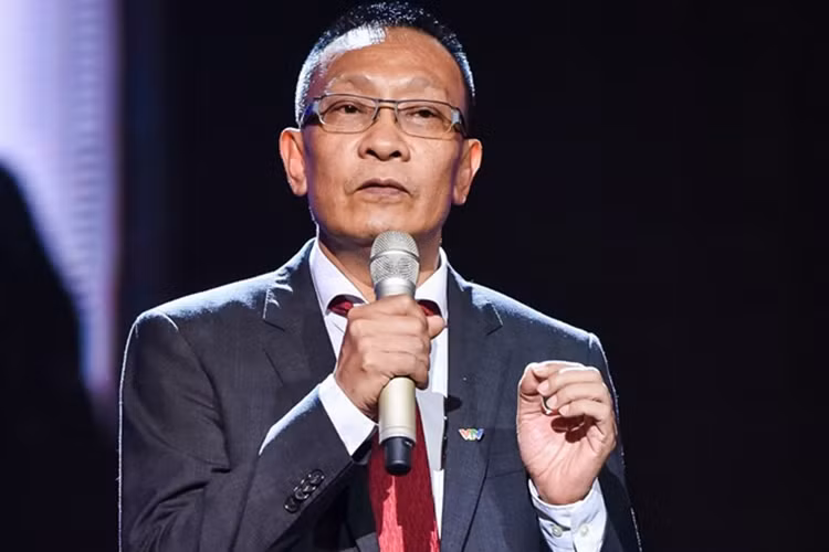 Mới đây, thông tin nhà báo Lại Văn Sâm nghỉ hưu sau 30 năm cống hiến và gắn bó với VTV khiến khán giả không khỏi bất ngờ và tiếc nuối. Trước khi nghỉ hưu, ông đảm nhận vai trò trưởng ban VTV3. Ảnh: Zing