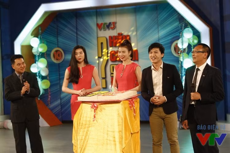 "Hãy chọn giá đúng" cũng gợi nhớ về hình ảnh của BTV Lại Văn Sâm. Ông đảm nhận vai trò dẫn dắt chương trình này từ tháng 6 đến tháng 12/2004. Thời điểm này, Hãy chọn giá đúng bắt đầu lên sóng. Ảnh: VTV