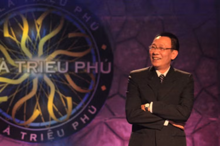 Khán giả Ai là triệu phú yêu mến nhà báo Lại Văn Sâm bởi lối dẫn tự nhiên, dí dỏm. Trong một cuộc phỏng vấn với VTV vào năm 2015, ông từng chia sẻ lý do gắn bó với Ai là triệu phú trong suốt 10 năm vì chưa một lần hết yêu chương trình. Ảnh: Thể thao văn hóa