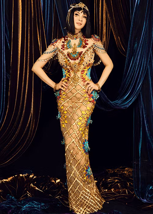 Cô cùng ê-kíp của mình mất cả tháng trời để lên ý tưởng và chọn đồ. Cuối cùng, nữ MC quyết định chọn đồ án tốt nghiệp của một nhà thiết kế trẻ.