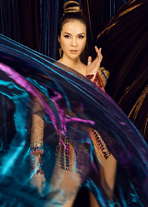 Bộ ảnh MC Thanh Mai được thực hiện bởi ê-kíp gồm nhiếp ảnh gia Tiên Nguyễn, stylist Tân Đà Lạt, trang điểm Dũng Phan, làm tóc Alex Trần, trang phục NTK Nguyễn Thành Tài.