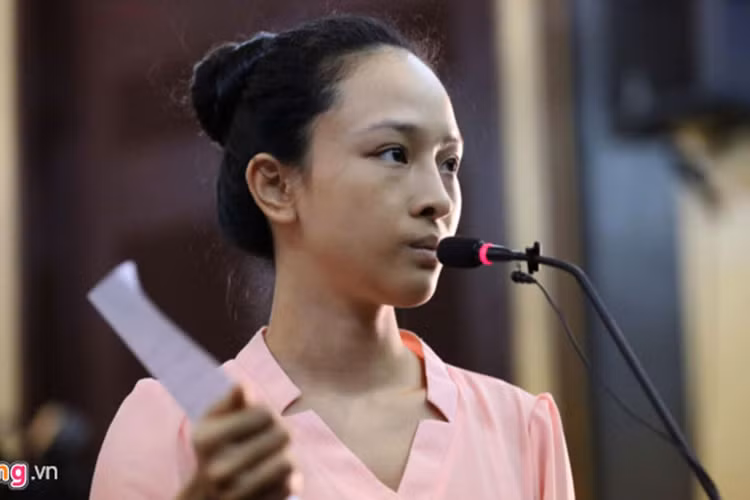 Trong phiên tòa xét xử sáng 26/6, Phương Nga đã lên tiếng về "hợp đồng tình ái" sau nhiều lần thực hiện quyền im lặng. Cô khẳng định giữa cô và Cao Toàn Mỹ không có hợp đồng mua bán nhà. Phương Nga còn cho rằng cô có thể kiện ngược Cao Toàn Mỹ tội vu khống. Ảnh: Zing