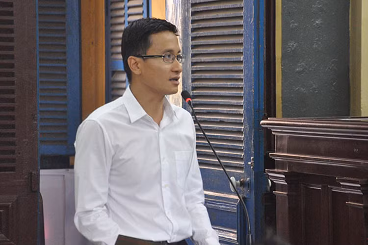 Mới đây, Phương Nga ra tòa lần 2. Trong phiên tòa xét xử ngày 23/6, cô tiếp tục sử dụng quyền im lặng, trong khi đó Cao Toàn Mỹ phủ nhận hoàn toàn mối quan hệ tình ái giữa ông và Phương Nga, cho rằng đó chỉ là mối quan hệ bạn bè. Ảnh: Dân Việt