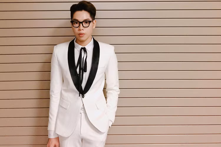 Đức Phúc chia sẻ, sắp tới anh sẽ tham gia một chương trình thay đổi ngoại hình. Việc Quán quân Giọng hát Việt 2015 phẫu thuật thẩm mỹ được cả bố mẹ và ca sĩ Mỹ Tâm ủng hộ. Trước Đức Phúc, không ít sao Việt công khai phẫu thuật thẩm mỹ. Ảnh: FBNV