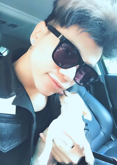 Tháng 11/2016, sau khi phẫu thuật thẩm mỹ, mũi và cằm của Hoàng Tôn bị sưng, không hài hòa với gương mặt. Anh quyết định dao kéo một lần nữa. Ảnh: FBNV