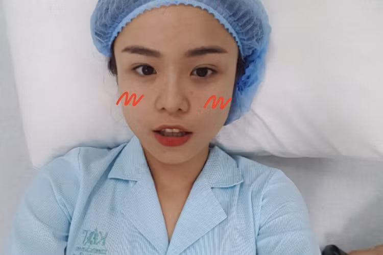 Cuối tháng 4 vừa qua, Thái Trinh đăng tải hình ảnh của mình tại một thẩm mỹ viện. Trước nghi vấn thực hiện phẫu thuật thẩm mỹ để cải thiện nhan sắc, bạn gái của vũ công Quang Đăng thừa nhận cô sửa mũi và mí mắt. Ảnh: FBNV