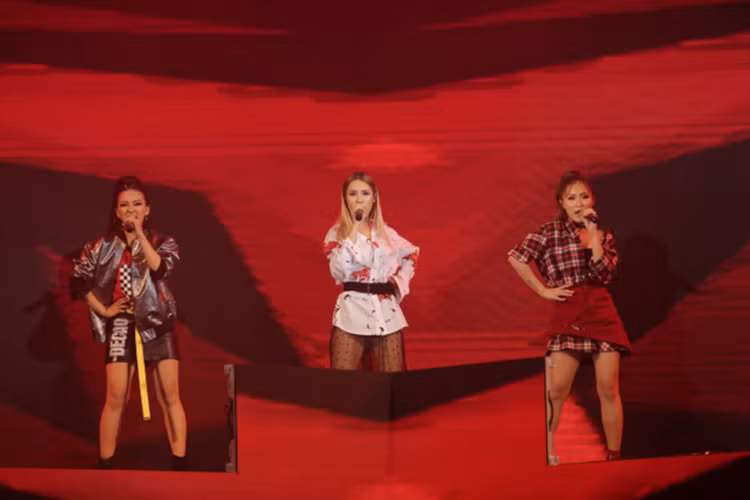 Nhóm nhạc LipB vắng một thành viên do gặp sự cố sức khỏe. Nhưng 3 cô gái vẫn thoải mái thể hiện Số nhọ, Love You Want You.