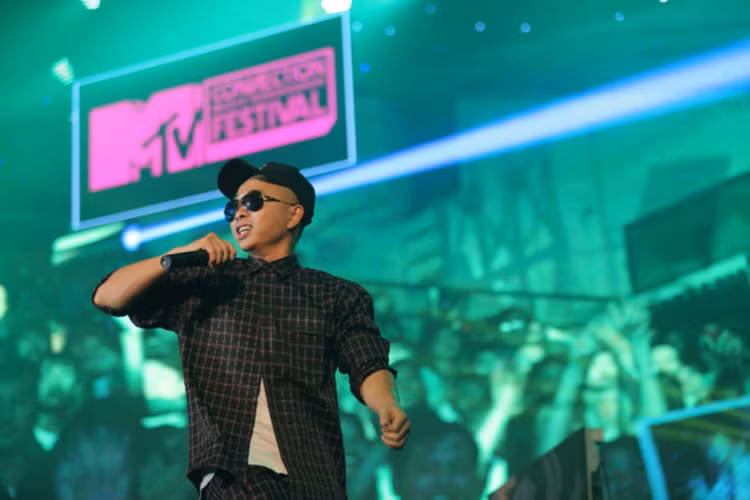 Phúc Bồ kết hợp với Hà Lê trong bản rap Chợ tình.