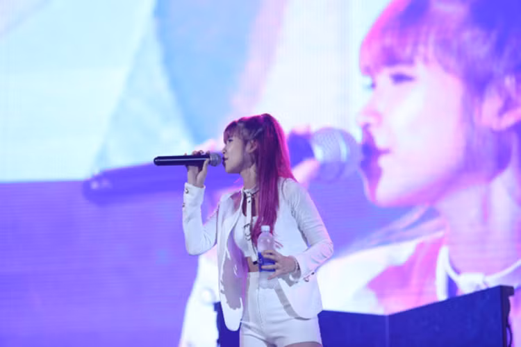 Khởi My chia sẻ từ ngày về chung một nhà với Kelvin Khánh, cuộc sống của cô có nhiều màu hồng, thêm động lực và năng lượng hơn. Cựu thành viên nhóm A# đã có chỗ làm việc, hỗ trợ vợ sắp cưới trong các sản phẩm âm nhạc.