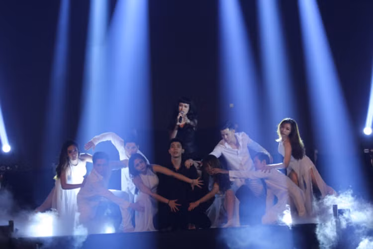 Đông Nhi và học trò Anh Tú ở The Voice kết hợp trong ca khúc Sẽ không quay về. Sau cuộc thi, cô và bạn trai thu nhận nam ca sĩ trẻ về công ty quản lý.