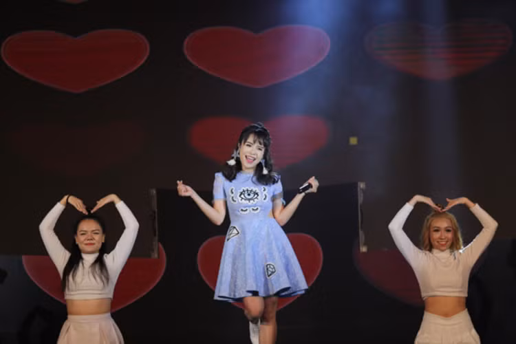 Sau khi công khai tình yêu với Quang Đăng, Thái Trinh quay lại hình ảnh ngọt ngào với Is It Love và Nhớ lại.