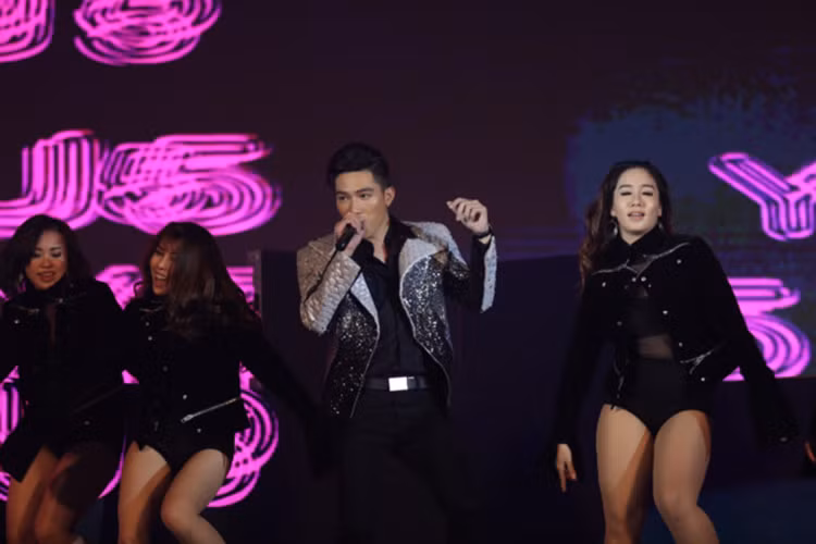 Chàng trai trưởng thành từ cuộc thi Giọng hát Việt tự tin trình diễn ca khúc Yêu 5, Ánh nắng của anh.