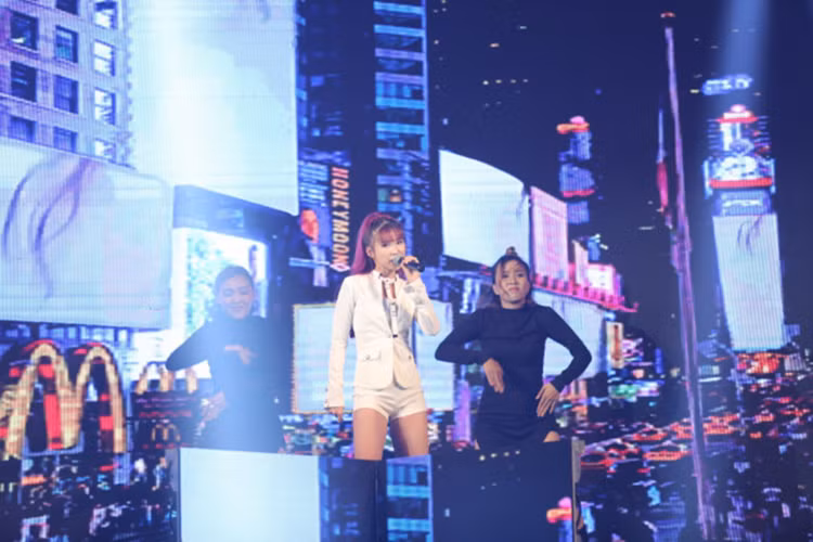  Khởi My xuất hiện trong đêm nhạc Brand New You tại TP.HCM tối 18/6. Nữ ca sĩ sinh năm 1990 chiêu đãi người hâm mộ bằng các ca khúc quen thuộc như Break up, Trải qua.