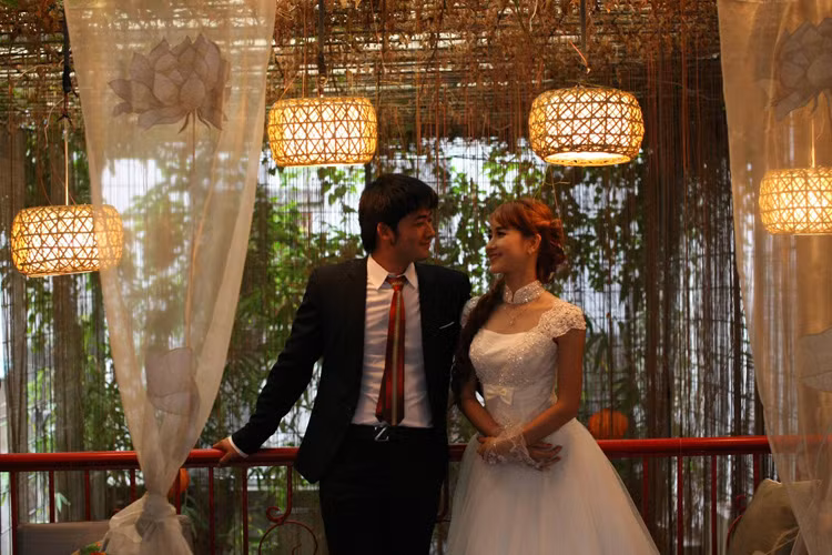 Niềm hạnh phúc lớn nhất của Bảo Anh là tổ ấm bên người vợ hết lòng ủng hộ chồng đóng phim và có cô con gái xinh xắn, rất quấn bố. Được biết, khi sự nghiệp đang trên đà phát triển, Bảo Anh từng bỏ đóng phim mấy năm liền để cưới vợ và chăm con. Ảnh: FBNV