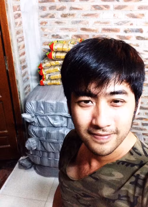 Anh tự mình vận chuyển các đơn hàng bằng chiếc xe máy của mình và luôn tuân thủ Luật an toàn giao thông. Ảnh: FBNV